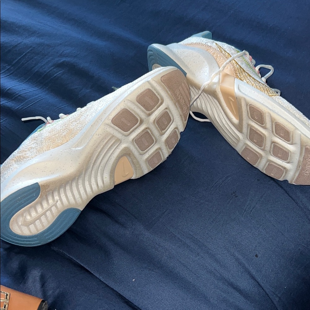 Nike  lSun Club white and tan beachy Athletic Shoes - Picture 5 of 7